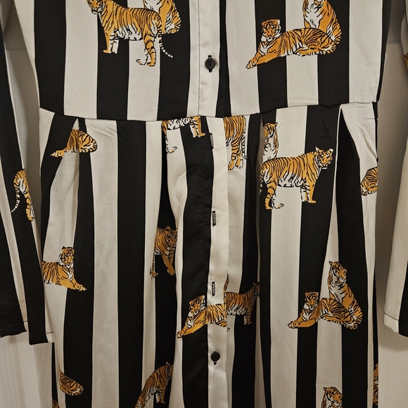 NWOT. Cute And Elegant Striped Long Dress with Tiger Print. Size M. - Picture 4 of 8